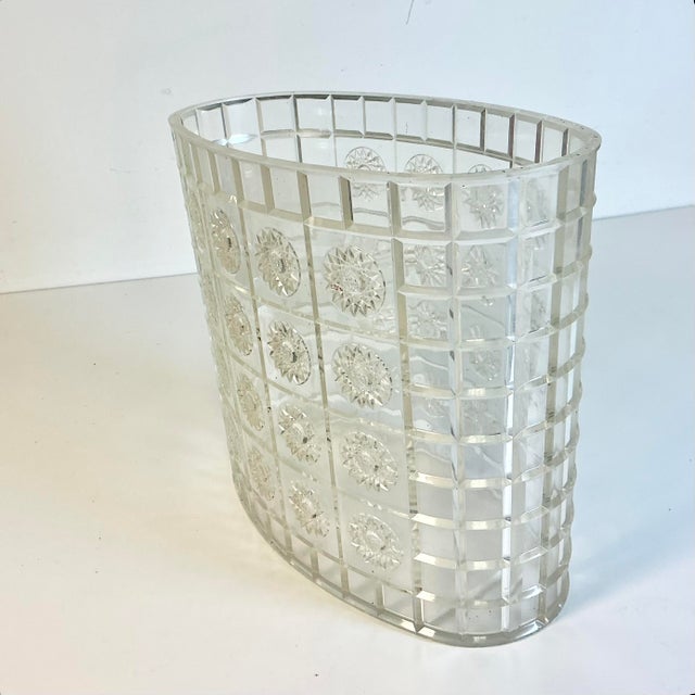 Transparent 1950s Vintage Hollywood Regency Lucite Acrylic Wastebasket. For Sale - Image 8 of 17