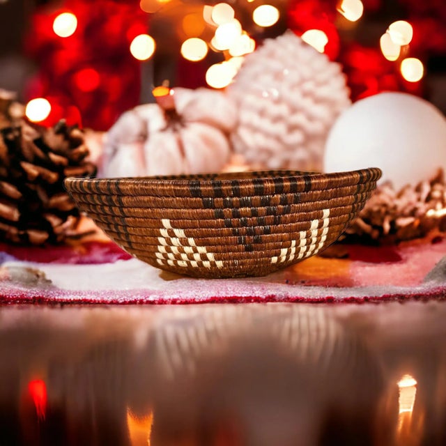 African Rwanda Woven Sweetgrass and Sisal Wall Hanging Basket For Sale In Dallas - Image 6 of 9