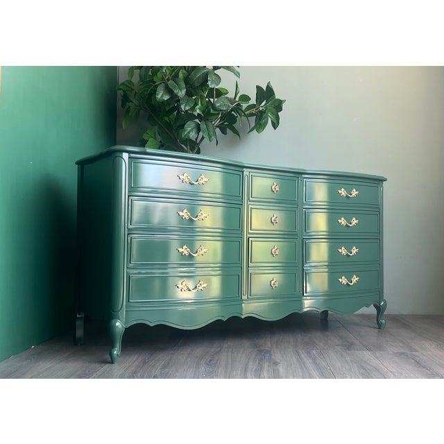1970’s French Provincial Green Lacquered Dresser of Nine Drawers For Sale In Miami - Image 6 of 14