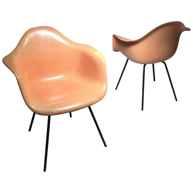 Mid-Century Modern Early Pair of Charles Eames Shell Chairs in Beautiful Light Coral For Sale - Image 3 of 3