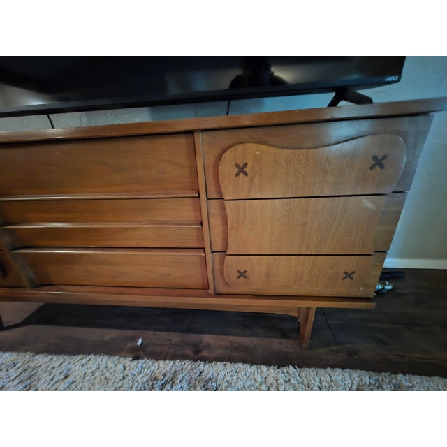 1960s Rare Mid-Century Modern BaBassett Monterey Walnut 9-Drawer Lowboy Dresser by Leo Jiranek With Rosewood X Inlays, Circa 1962-1963 For Sale - Image 5 of 6