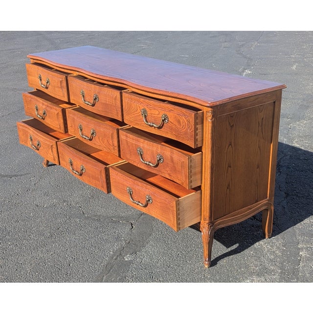 French Provincial 1960s Henredon French Provincial 9-Drawer Dresser For Sale - Image 3 of 18