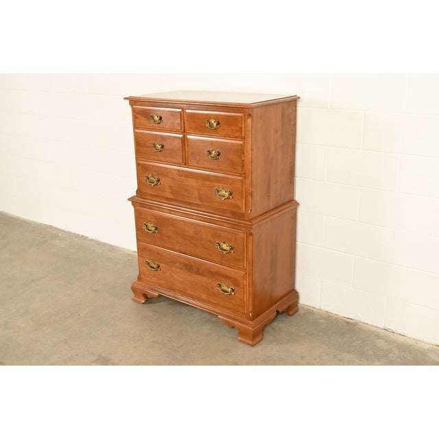 American Ethan Allen Early American Solid Maple Chest-on-Chest Seven-Drawer Highboy Dresser For Sale - Image 3 of 17