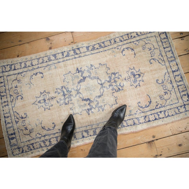 :: Center medallion in serrated roundel contour with trefoil finials at either opposing end atop an open field. Colors and...