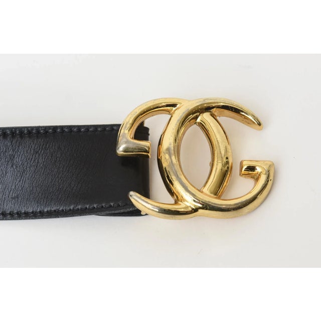1980s Vintage Gucci Logo Wide Black Leather Belt With Gold Plated GG'S For Sale - Image 5 of 10