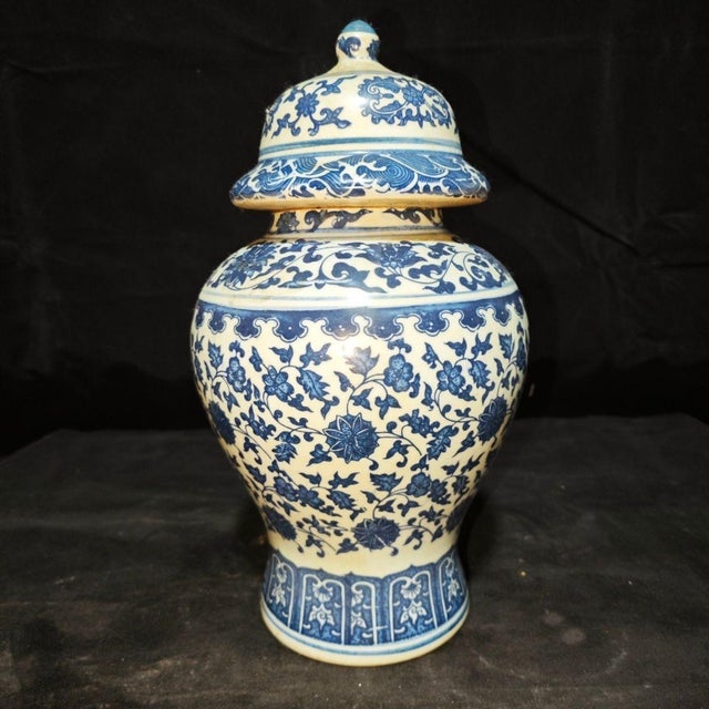 Pair of Chinese Blue and White Interlocking Lotus General’s Ginger Jars, Chinoiserie Lidded Urns For Sale - Image 4 of 10