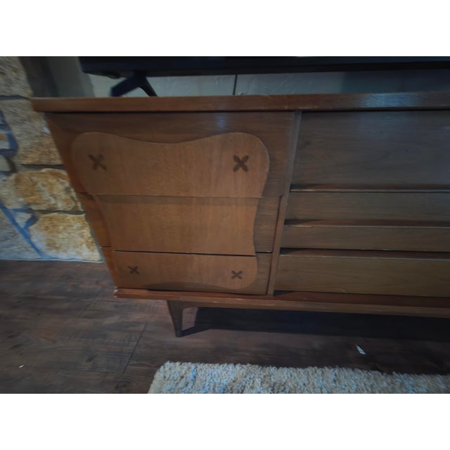 Rare Mid-Century Modern BaBassett Monterey Walnut 9-Drawer Lowboy Dresser by Leo Jiranek With Rosewood X Inlays, Circa 1962-1963 For Sale In Wichita - Image 6 of 6