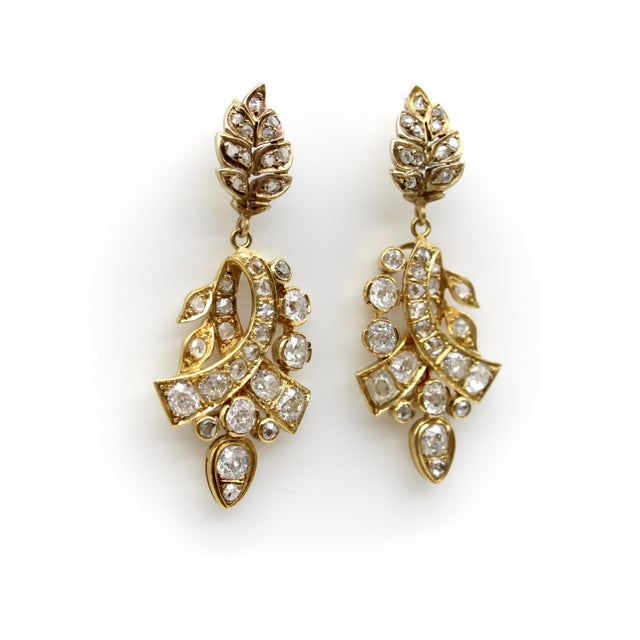 Victorian Early Victorian 18k Gold Diamond Earrings With Leaf and Ribbon Motif With 6 Carats For Sale - Image 3 of 13