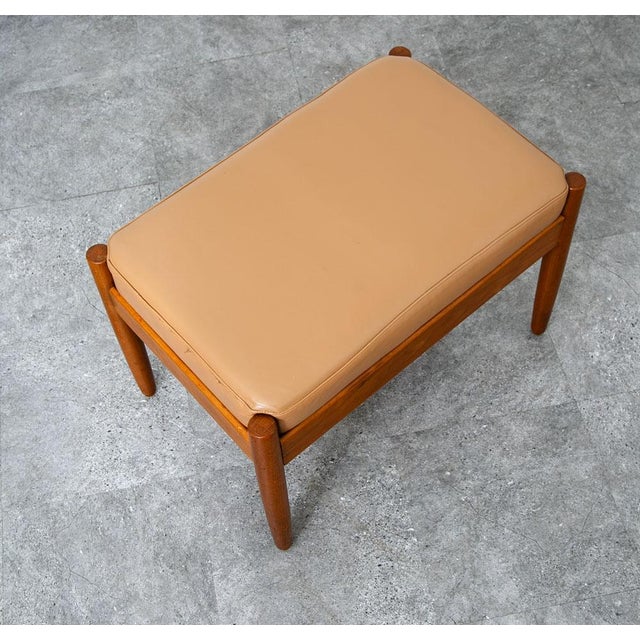 Mid Century Modern Ottoman Stool Tan Leather Vintage MCM Wood Frame Rectangular For Sale - Image 4 of 8