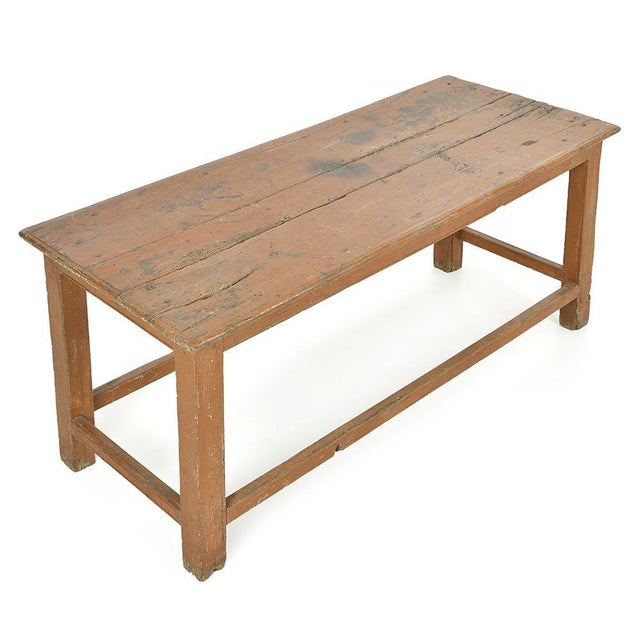 This large coffee table, formerly used as a draper's table in India, seduces with its authentic look and imposing...