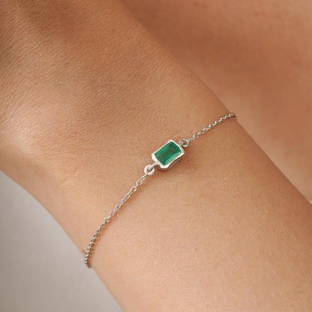 Dainty Stackable Emerald Chain Bracelet in Pure 925 Silver for Everyday Wear For Sale - Image 6 of 11