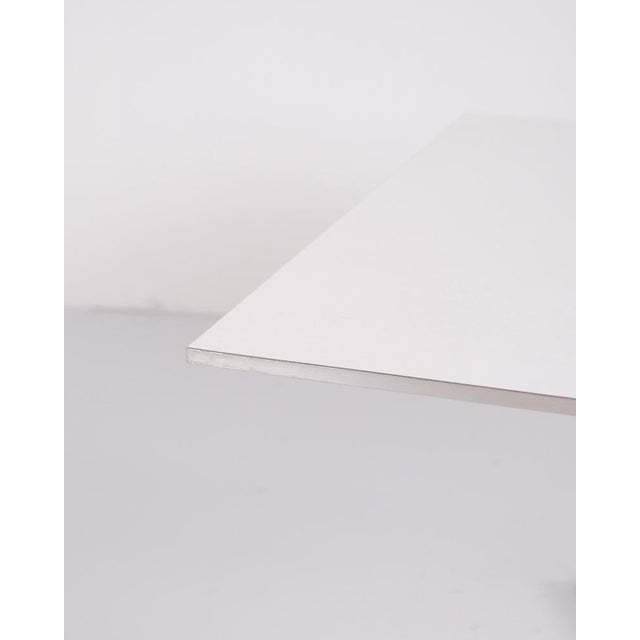 Coffee table designed by arne jacobsen in collaboration with piet hein and manufactured by fritz hansen. The table...