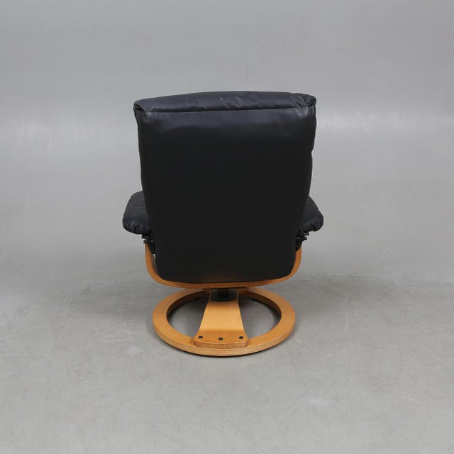 1980s Set of Vintage Scandinavian Lounge Chair with Ottoman in Black Leather and Wood Frame, 1980s For Sale - Image 5 of 9