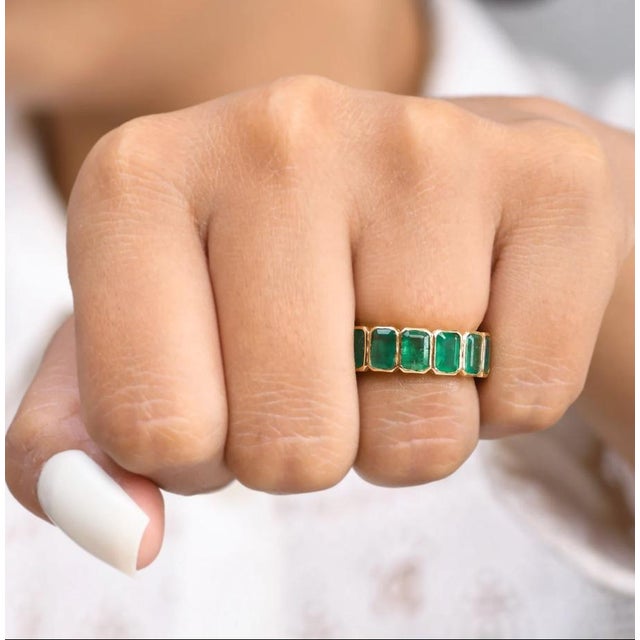 Natural 6.31 cts Zambian emerald band ring in 18k gold For Sale - Image 17 of 18