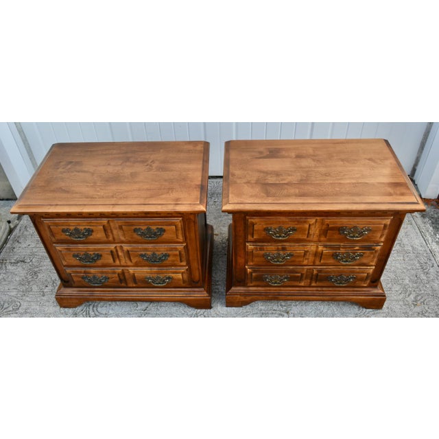 American Vtg. Pair of Link-Taylor Americana Style Solid Maple Three Drawer Nightstands For Sale - Image 3 of 13