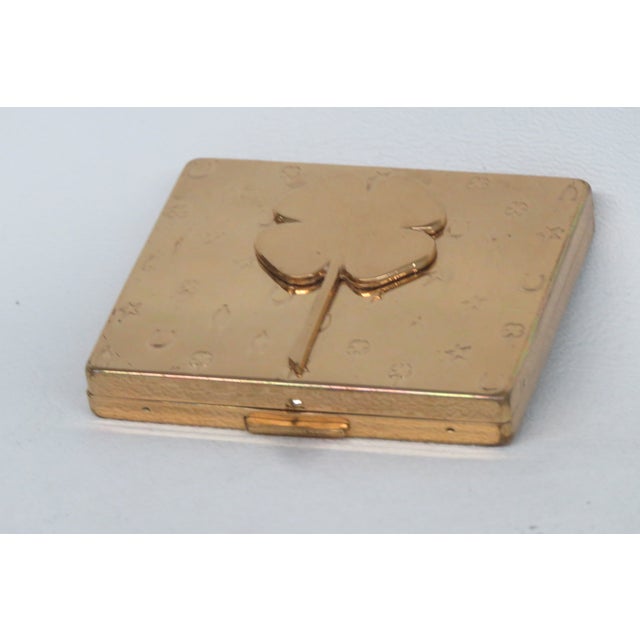 Flato Gold Tone Lucky Clover Pattern Compact VTG Mirrored Powder Case 4762b For Sale - Image 14 of 17