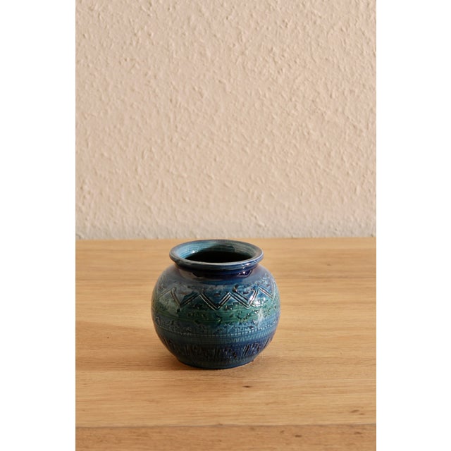 Rimini Blue Ceramic Vase attributed to Aldo Londi for Bitossi, Italy, 1960s For Sale - Image 9 of 9