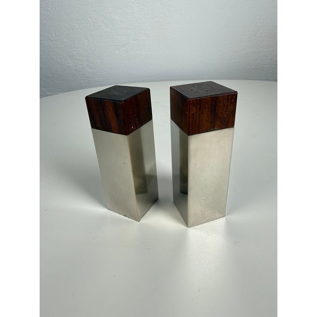 1960s Vintage Scandinavian Modern Salt and Pepper Shakers in Rosewood and Metal, 1960s, Set of 2 For Sale - Image 5 of 9