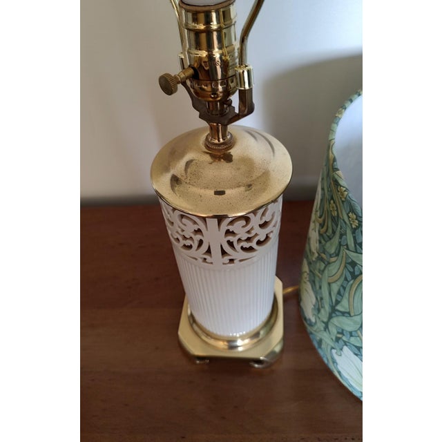 Traditional 1950s Lenox Lamp With William Morris Pimpernel Shade For Sale - Image 3 of 8