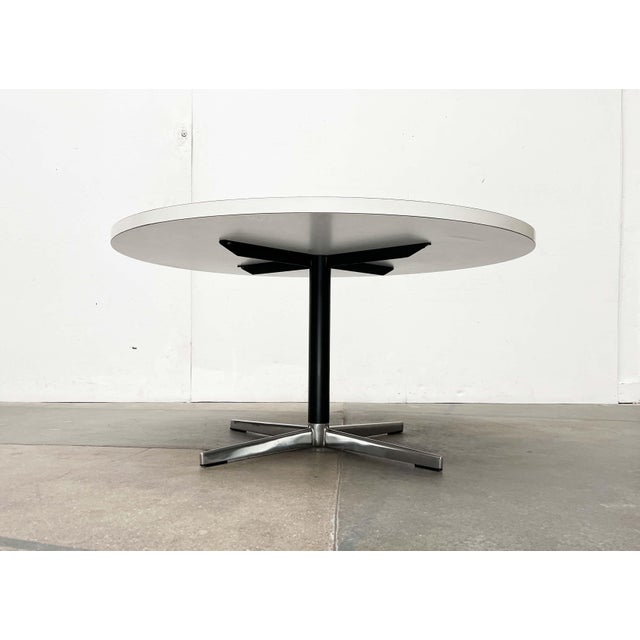 Minimalist coffee table from the renowned Wiener Werkstätte, dating from the 1960s. A distinctive feature of this design...