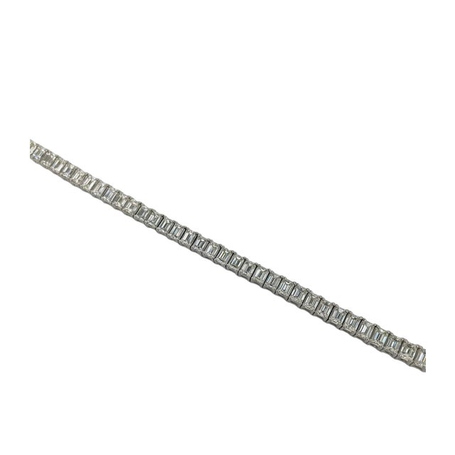 Contemporary 14 Carats Emerald Cut Diamond and Platinum Tennis Bracelet For Sale - Image 3 of 4