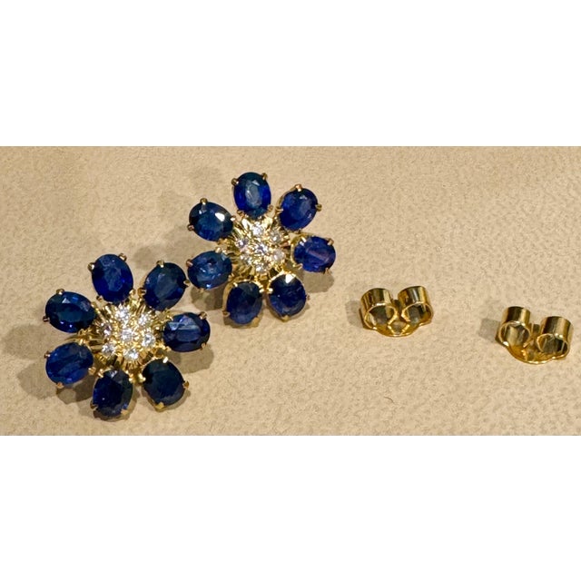 7 Petals Natural Sapphire and Diamonds Flower Post Earrings 18 Karat Yellow Gold For Sale - Image 4 of 18