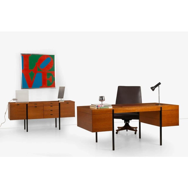 Vincent Cafiero for Knoll Planning Unit Desk This elegant desk by Vincent Cafiero for the Knoll Planning Unit features...
