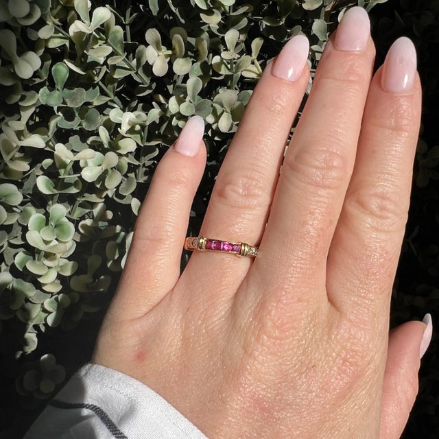 Vintage Contessa Eternity Alliance Ring from Cartier, from the 1990s. In 18-carat (750 thousandths) yellow and white gold,...