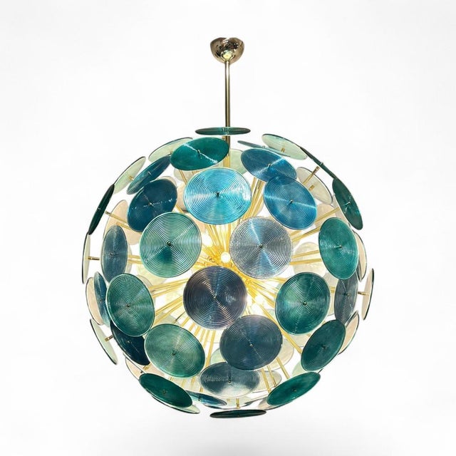 Sputnik-style spherical ceiling lamp in Murano glass. This fabulous ceiling lamp features a Sputnik-style brass frame,...