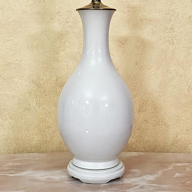 Vintage Cream Ceramic Urn Table Lamp With Brass Accents & Shade - Hollywood Regency For Sale - Image 13 of 18