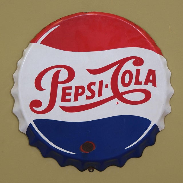 Enameled Pepsi Cola Cap Sign, in Very Good conditions. Designed 1950 to 1959