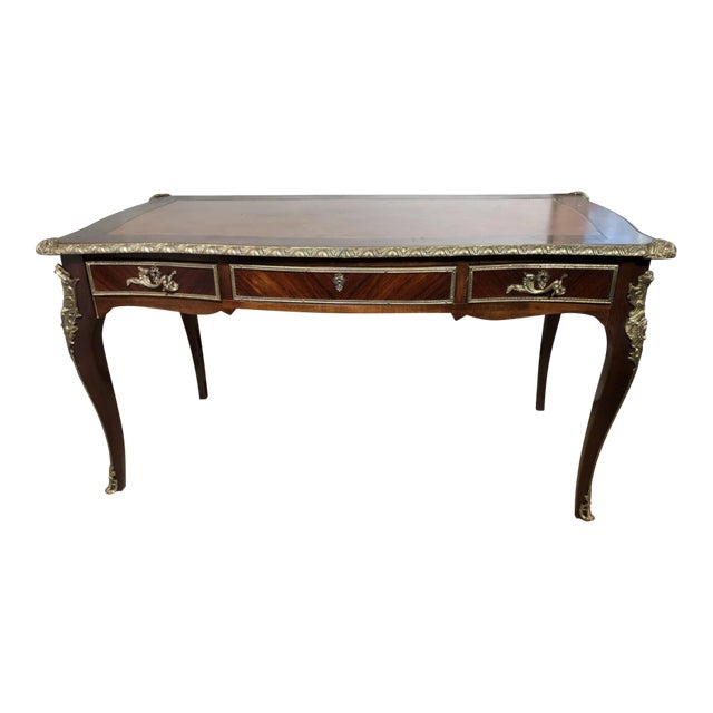 Early 20th Century Louis XV Style French Kingwood Bronze-Mounted Leather-Top Bureau Plat Writing Desk For Sale