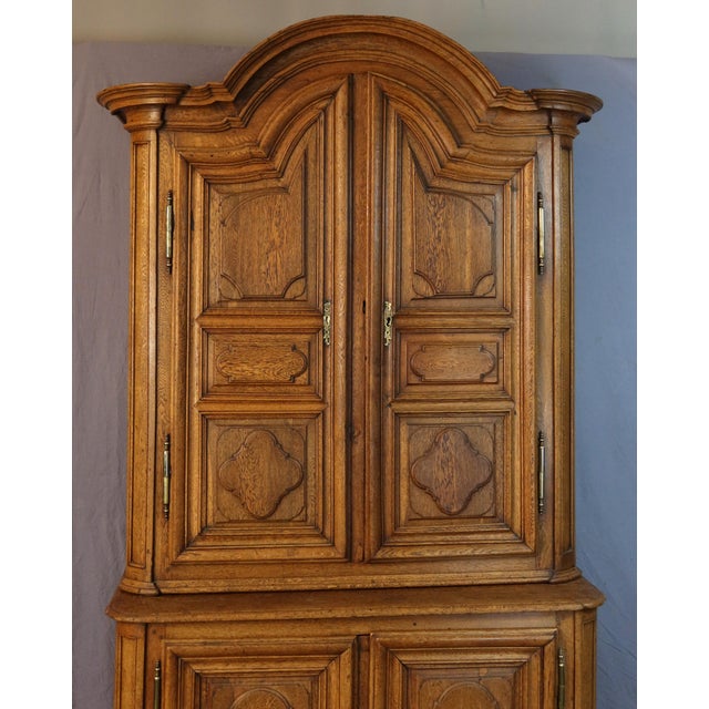 Eighteenth-century two-part oak buffet. This buffet opens with four doors, the cornice of the upper section is curved, and...