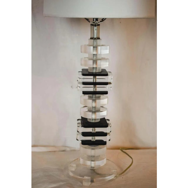 Mid-Century Modernist Stacked Black and Clear Lucite Lamp For Sale - Image 6 of 10