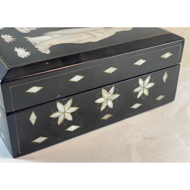 Wood Mid 20th Century Asian Geisha Girl Scene Mother of Pearl Inlaid Black Lacquer Jewelry Box For Sale - Image 7 of 9