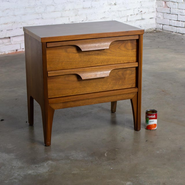 Mid-20th Century MCM Nightstand Side or End Table Attributed to Johnson Carper Fashion Trend Line For Sale - Image 17 of 17