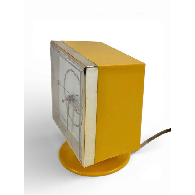 Mid 20th Century General Electric Tulip Base Yellow Electric Desk Clock MCM For Sale In Houston - Image 6 of 12