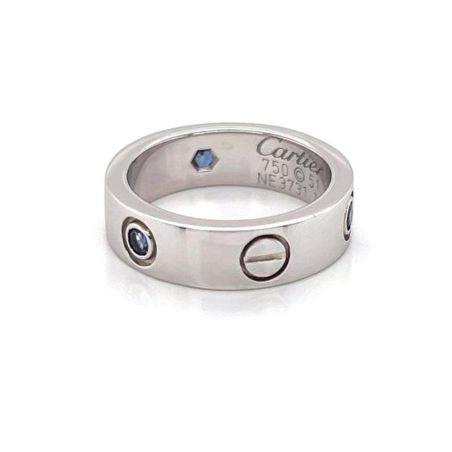 The rare Cartier Love 18k White Gold Blue Sapphire Band Ring is a luxurious and unique piece of vintage jewelry. This...