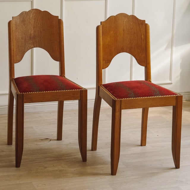 This pair of chairs originated around 1930, in the transitional period between late Art Deco design and traditional...