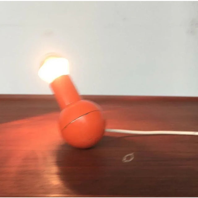 A very simple design. The ball and illuminants form an optical and real balance. The weight in the ball can be updated...