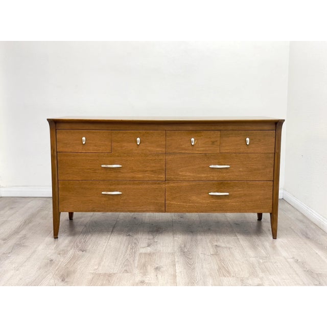 Beautiful mid century modern walnut dresser by Drexel in excellent vintage condition, minor scratches and small marks