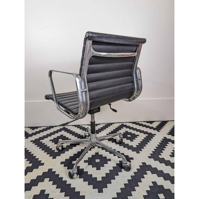 Metal 1960s MCM Charles Eames Aluminum Group Ea117 Black Leather Desk Chair by ICF For Sale - Image 7 of 10