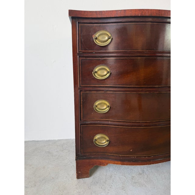 Hollywood Regency 1970s Heritage Henredon Bow Front Mahogany Four-Drawer Nightstand For Sale - Image 3 of 12