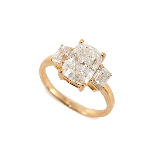 Gender: Ladies Metal Type: 18K Yellow Gold Ring Size: 7.75 Width: 2.05 mm Weight: 4.56 grams Ladies 18K yellow gold three-...