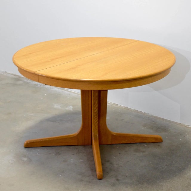 1960s Danish Oak Pedestal Base Dining Table With Two Self-Storing Butterfly Leaves For Sale - Image 5 of 8