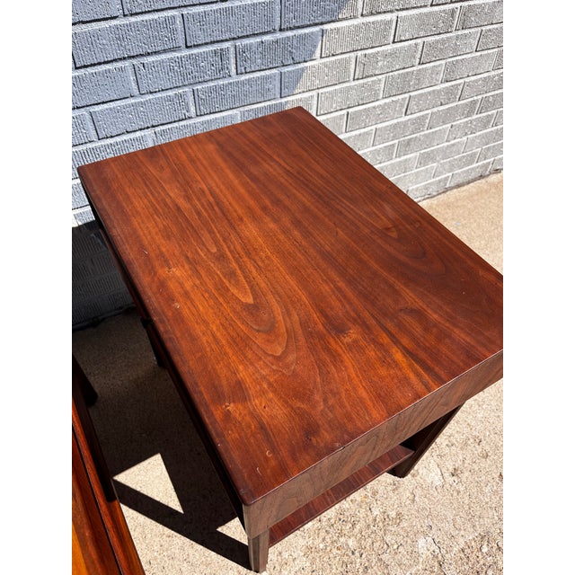 Chestnut Mid-Century Modern Jack Cartwright for Founders, Pair of Nightstands, Attributed For Sale - Image 8 of 13