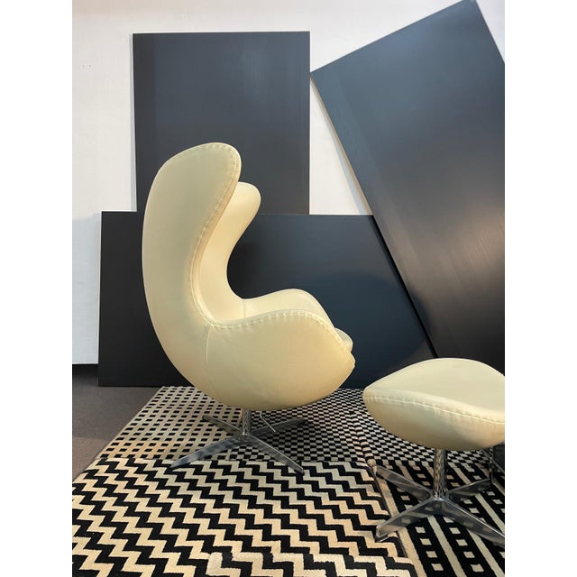 1970s Egg Swivel Armchair in Ivory White Leather and Metal. 1970s, Set of 2 For Sale - Image 5 of 6