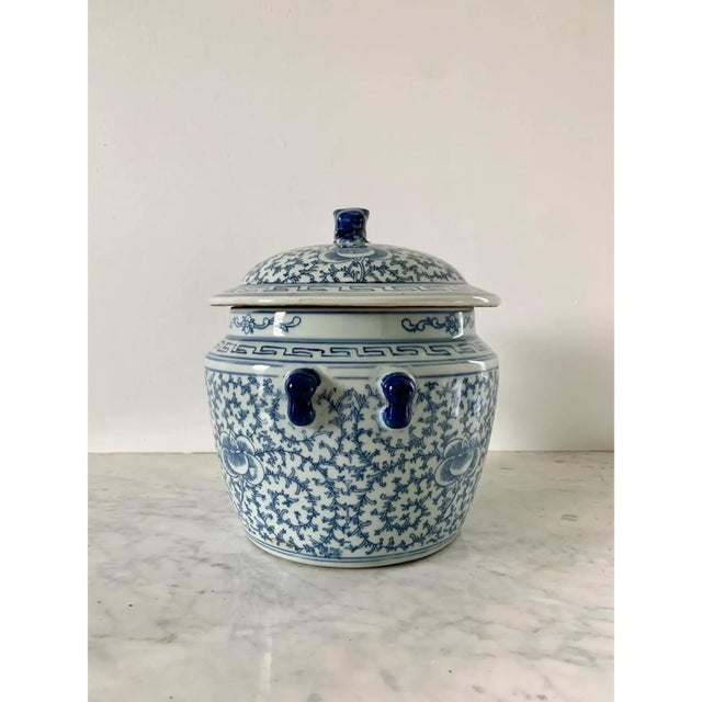Ceramic Chinoiserie Blue and White Porcelain Covered Jars With Foo Dog Finials, Pair For Sale - Image 7 of 13