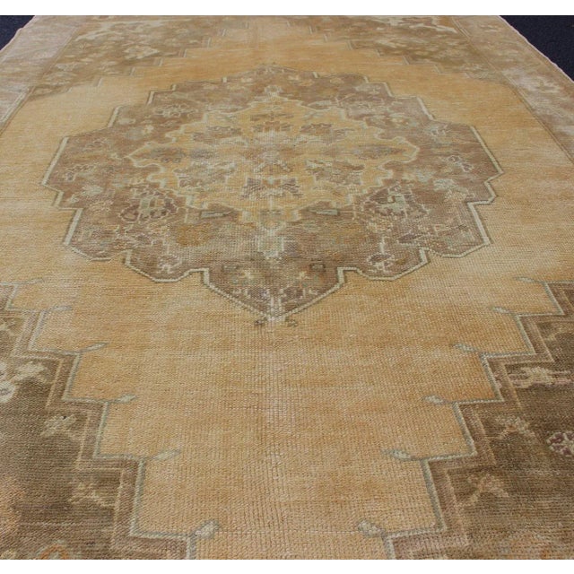 Mid 20th Century Keivan Woven Arts Turkish Oushak Taupe and Cream Colored Vintage Rug - 5′1″ × 7′10″ For Sale - Image 5 of 13