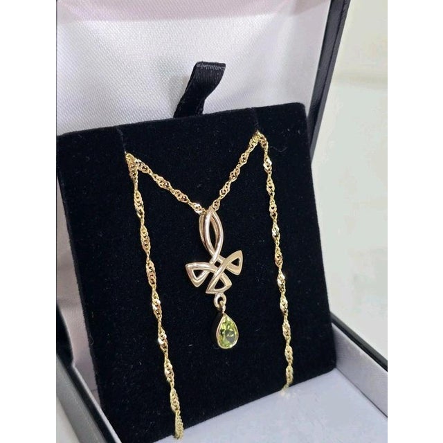 Mid-Century 9 Carat Yellow Gold Celtic Knot Peridot Pendant and Chain For Sale - Image 13 of 14